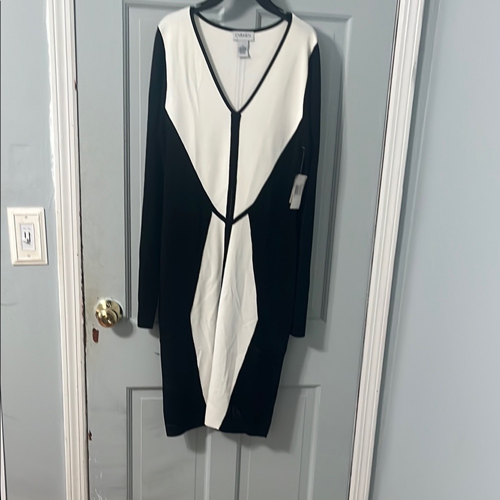 Carmen Marc Valvo Black and White Long Sleeve V-Neck Bodycon Dress